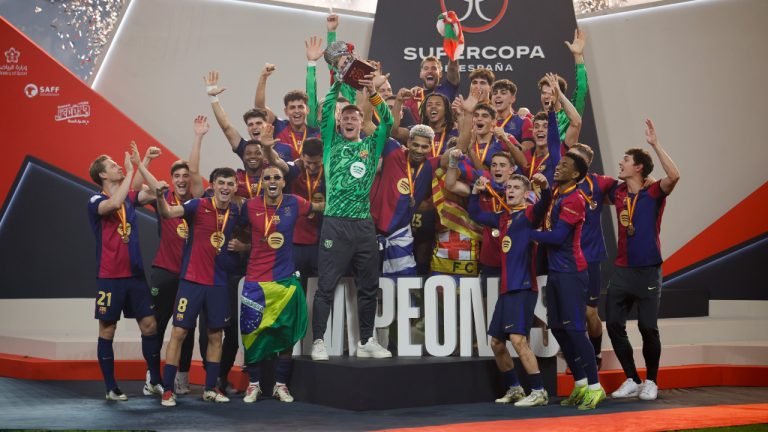 ধ্রুপদি লড়াইয়ে রিয়ালকে বিধ্বস্ত করে বার্সার শিরোপা উৎসব