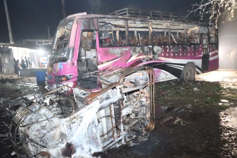 ভোলায় বাসস্ট্যান্ড দখল নিয়ে সংঘর্ষে ৩০ জন আহত, বাস-অটোরিকশায় আগুন