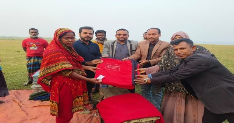 কলাপাড়ায় দুস্থদের মাঝে কম্বল বিতরণ