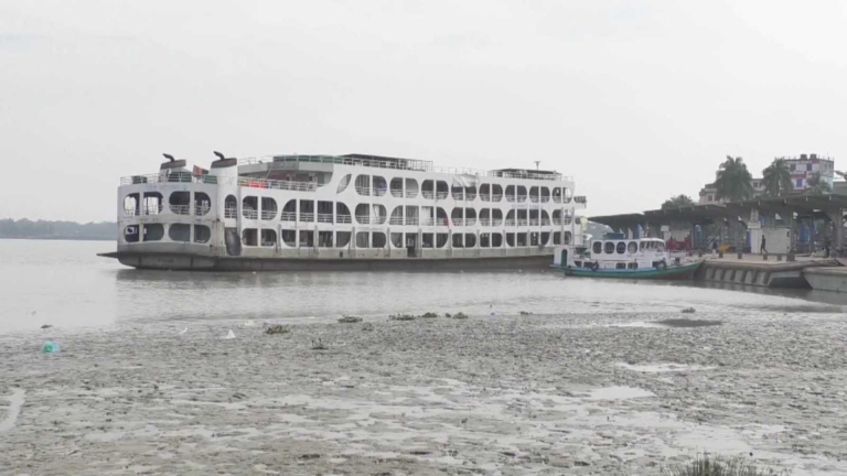 পটুয়াখালী-ঢাকা নৌপথে নাব্যতা সংকট, চরম দুর্ভোগ যাত্রীদের