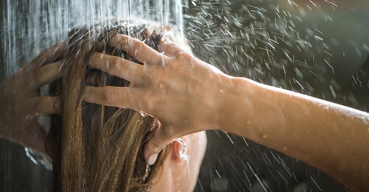 শীতে চুলের যত্নে গরম পানি কি নিরাপদ?