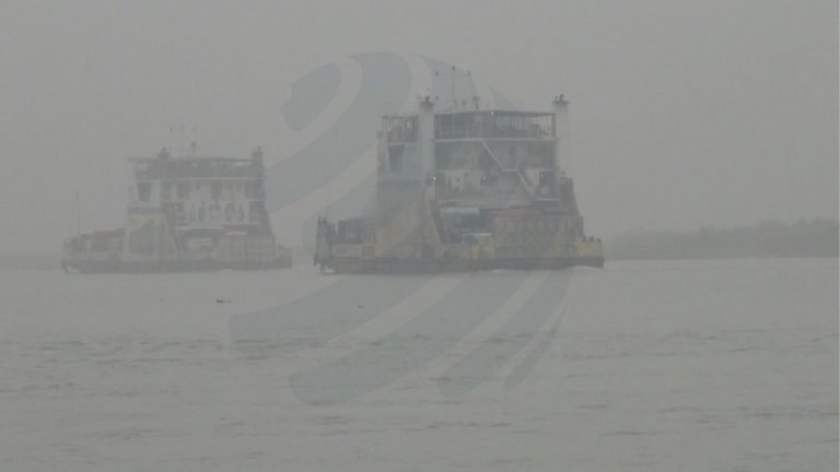 পাটুরিয়া-দৌলতদিয়া ও আরিচা-কাজিরহাটে ফেরি চলাচল বন্ধ