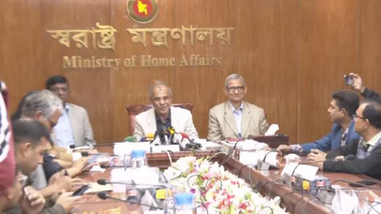 ঢাকা বিশ্ববিদ্যালয় ও সাত কলেজ ইস্যু: আলোচনার মাধ্যমে সমাধান চান স্বরাষ্ট্র উপদেষ্টা
