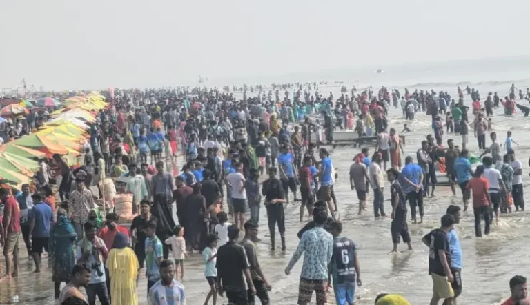 কুয়াকাটায় পর্যটকদের ঢল: মাসব্যাপী মেলা আর সাপ্তাহিক ছুটির আমেজ