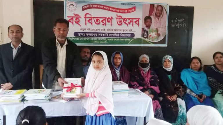 বই বিতরণ অনুষ্ঠানের ব্যানারে শেখ হাসিনার ছবি, যা বলছে কর্তৃপক্ষ