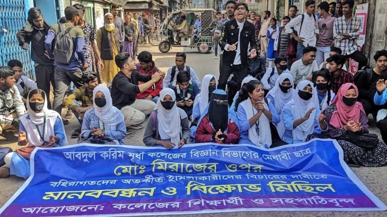 পটুয়াখালীতে কলেজ ছাত্রের ওপর হামলার প্রতিবাদে সড়ক অবরোধ, বিক্ষোভ