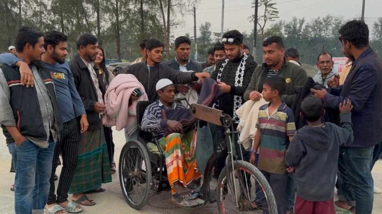 পটুয়াখালীতে ফুটপাতের দোকানদার ও রিকশাচালকদের মাঝে কম্বল বিতরণ