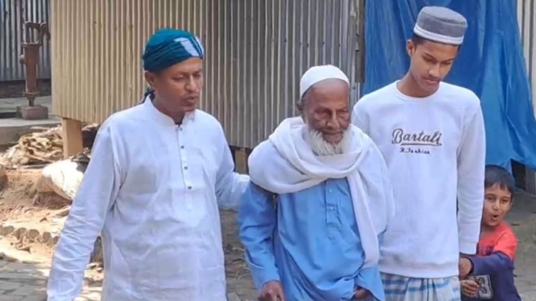 পটুয়াখালীর মুসা হাওলাদার ১৬ বছর পর কারাগার থেকে মুক্তি পেয়ে বাড়ি ফিরেছেন