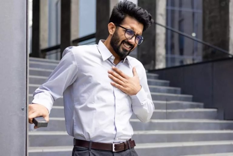 বুকে ব্যথা: সম্ভাব্য কারণ এবং তা কোন কোন সমস্যা নির্দেশ করতে পারে