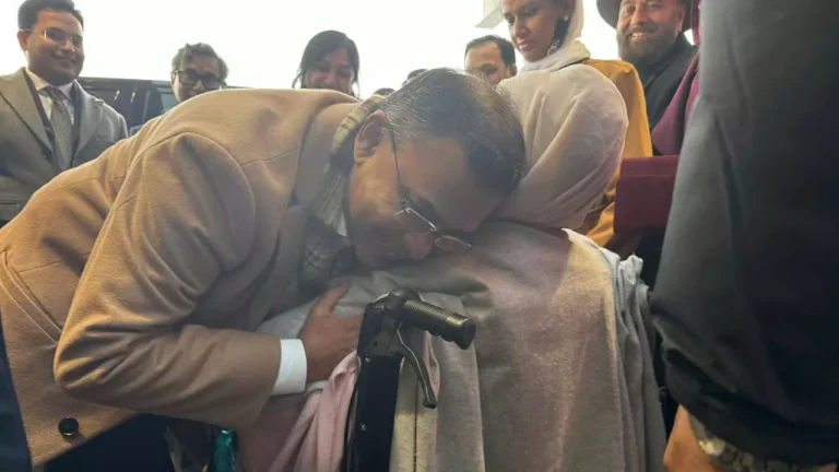 ৭ বছর পর মায়ের দেখা পেলেন তারেক রহমান