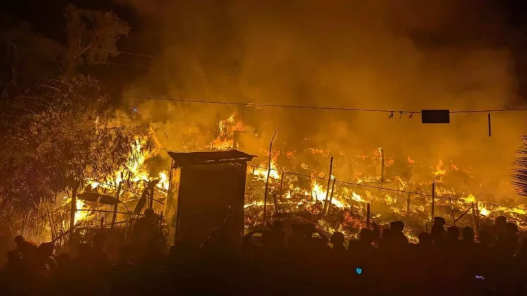 টেকনাফের রোহিঙ্গা ক্যাম্পে ভয়াবহ আগুন, শিশু নিহত