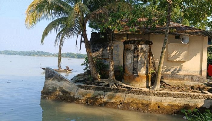 ঝালকাঠিতে অসময়েও থেমে নেই নদীভাঙন