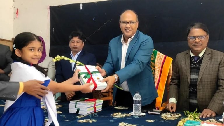 পটুয়াখালীতে নতুন বছরের প্রথম দিনে প্রাথমিক শিক্ষার্থীদের মাঝে বই বিতরণ