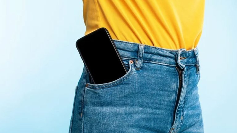 স্মার্টফোন কোথায় রাখবেন? সঠিক অভ্যাসে সুরক্ষিত থাকুন