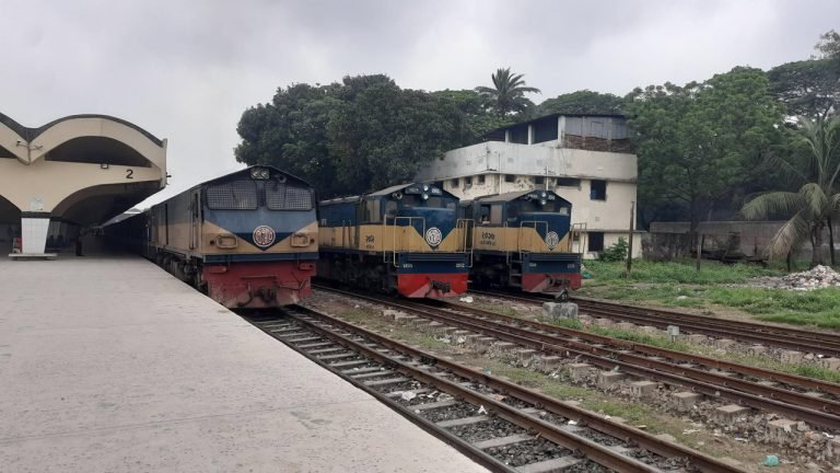 সারা দেশে বন্ধ হলো ট্রেন চলাচল