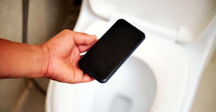 টয়লেটে ফোন ব্যবহার: বিপদে ফেলতে পারে স্বাস্থ্যের নানা সমস্যা