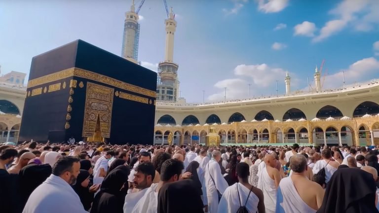 ওমরাহ ও ভিজিট ভিসার যাত্রীদের জন্য টিকা বাধ্যতামূলক: সংকট নিরসনে সরকারের উদ্যোগ