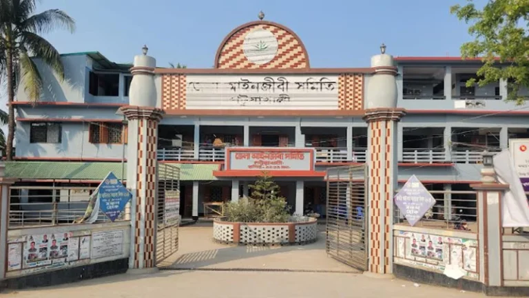 পটুয়াখালী আদালত চত্বরে আসামিদের ওপর হামলা, আহত ২