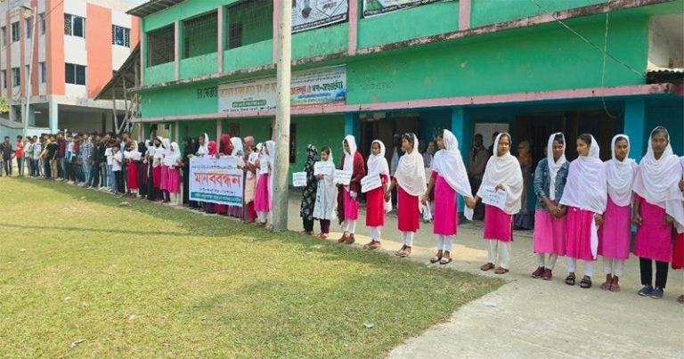 চরমোন্তাজ স্কুলে সভাপতির পদ নিয়ে উত্তেজনা, শিক্ষার্থীদের ক্লাস বর্জন ও বিক্ষোভ