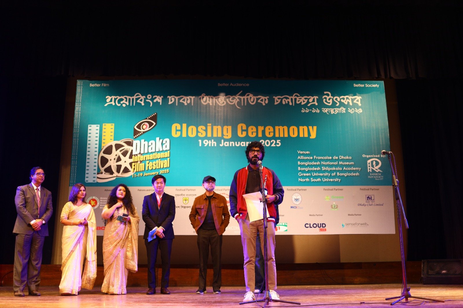 বেস্ট ফুল লেন্থ সিনেমার পুরস্কার নেন ‘প্রিয় মালতী’র পরিচালক শঙ্খ দাসগুপ্ত। ছবি: উৎসব কর্তৃপক্ষের সৌজন্যে