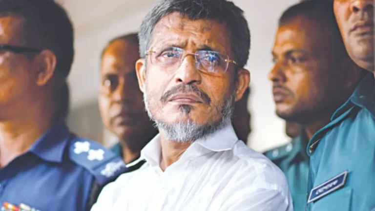 ওমরাহ যাওয়ার পথে বিমানে গুরুতর অসুস্থ লুৎফুজ্জামান বাবর, দুবাই হাসপাতালে ভর্তি