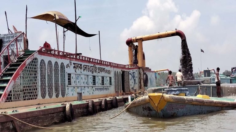 বরিশালে অবৈধ বালু উত্তোলনে ৮ লাখ টাকা জরিমানা
