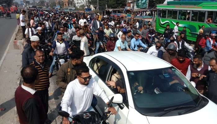 বরিশালে কেন্দ্রের নির্দেশ ভেঙে বিএনপির দুই শীর্ষ নেতার বিশাল শোডাউন