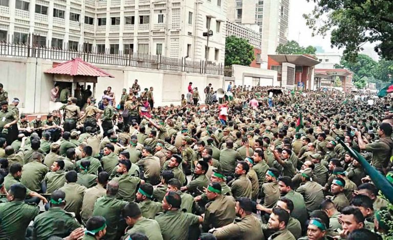“সচিবালয়ে আনসার বিদ্রোহ: ৬৪৮ জনের বিরুদ্ধে ব্যবস্থা, ৪৪৭ সদস্যকে অব্যাহতি”