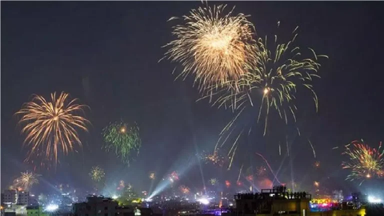 বারুদের গন্ধ, ধোঁয়া ও বিকট শব্দে ২০২৫ বরণ