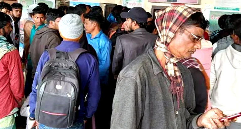 ট্রেন রেখে পালিয়ে গেল চালক, স্টেশন সুপার অবরুদ্ধ