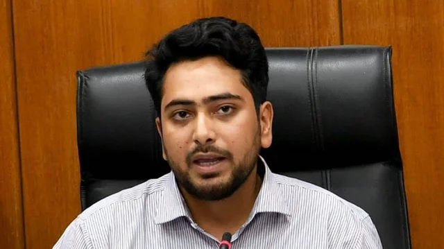 পদত্যাগ করছেন উপদেষ্টা নাহিদ?