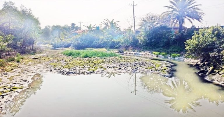 কলাপাড়ায় হেতালবাড়িয়া খালের পানিপ্রবাহে বাধা, দুর্ভোগে কৃষকরা