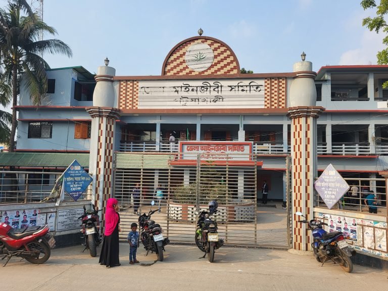 পটুয়াখালীতে আইনজীবীদের জামিন পেলেন ১১ জন