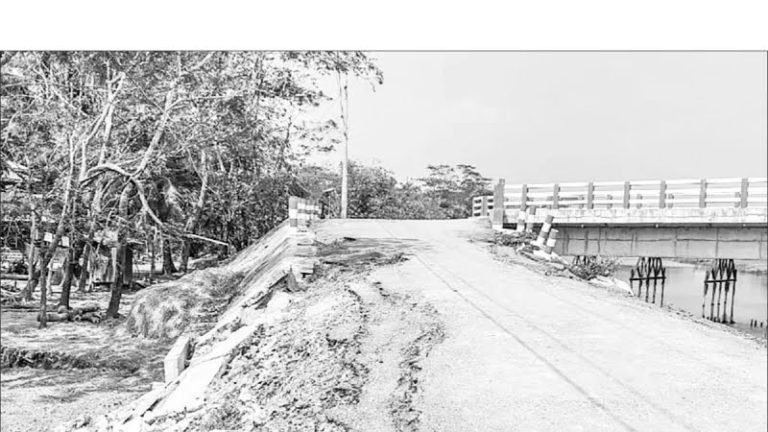 রাঙ্গাবালীতে ধসে পড়ছে সেতুর সংযোগ সড়ক, ঝুঁকিতে চলাচল