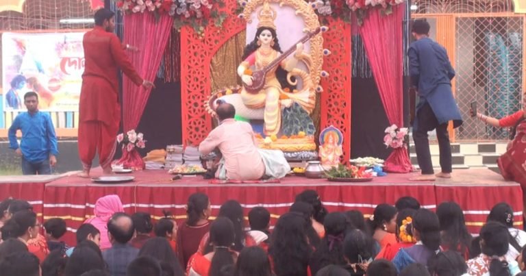 বরিশালে অঞ্জলির মাধ্যমে সরস্বতী পূজা অনুষ্ঠিত