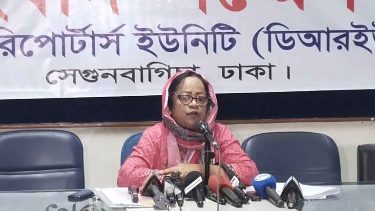  রাজপথে প্রতিপক্ষদের ষড়যন্ত্রের বিরুদ্ধে দৃঢ় অবস্থানে শিরিন