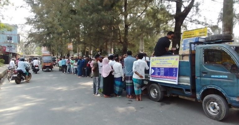 সিমিত পরিসরে বরিশাল বিভাগীয় সদরে টিসিবি পণ্য বিক্রি কার্যক্রম শুরু