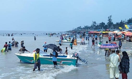 আন্তর্জাতিক মাতৃভাষা দিবসের ছুটিতে কুয়াকাটায় লাখো পর্যটকের ভিড়