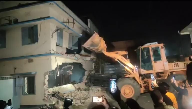 মধ্যরাতে ভাঙা হচ্ছে বরিশালের সাদিক আবদুল্লাহর বাড়ি