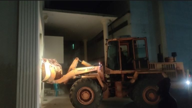 বরিশালে আমির হোসেন আমুর হোয়াইট হাউজ’, বুলডোজার চালাল বিক্ষুব্ধরা