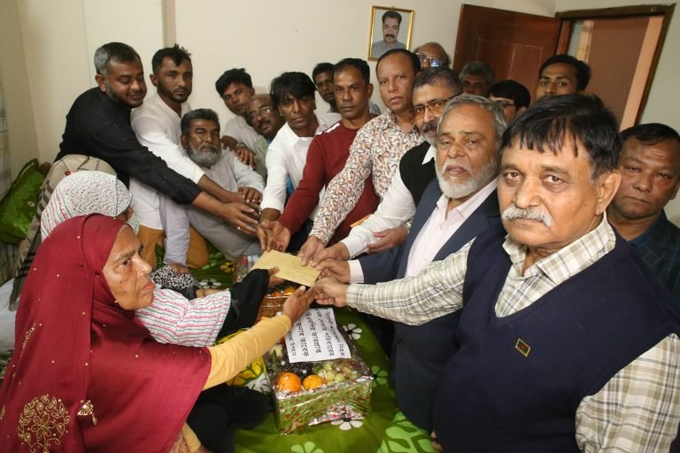 গণঅভ্যুত্থানে নিহত শহীদ শ্রমিক পরিবারের পাশে শ্রমিক দল