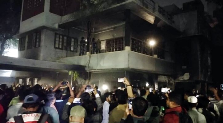 ধানমন্ডি ৩২ নম্বরের বাড়িতে ভাঙচুরের ঘটনা, উত্তপ্ত পরিস্থিতি