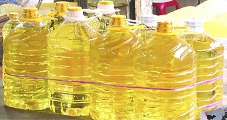 পটুয়াখালী শহরে বোতলজাত সয়াবিন তেলের তীব্র সংকট, বাড়ছে দাম