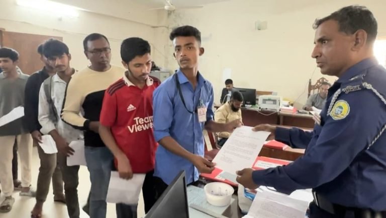 অপরাধমুক্ত বাউফল চায় শিক্ষার্থীরা, থানায় গণঅভিযোগ