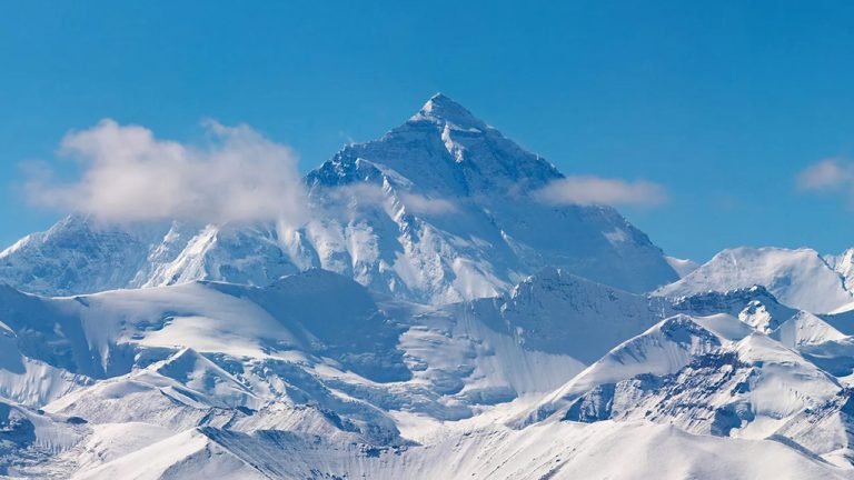 ১৫০ মিটার উচ্চতা হারিয়েছে এভারেস্ট!