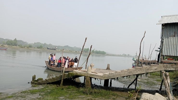 রাঙ্গাবালীর দারছিড়া নদীতে সেতুর অভাবে দুর্ভোগে ৫০ হাজার মানুষ