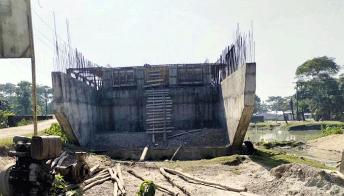 ভোগান্তির স্বীকার লাখো মানুষ,আমতলীতে পাঁচ বছরেও শেষ হয়নি সেতুর নির্মাণ কাজ