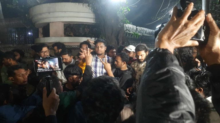 প্রধান উপদেষ্টার বাসভবনের সামনে অবস্থান নিলেন বৈষম্যবিরোধী আন্দোলনে আহতরা