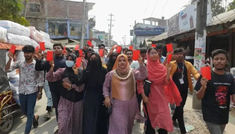 আইনশৃঙ্খলার অবনতির প্রতিবাদে বাউফলে শিক্ষার্থীদের লাল কার্ড মিছিল