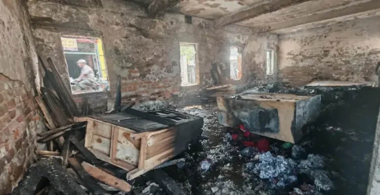 বাউফলে পাঠাগারের পরিত্যক্ত ভবনে অগ্নিকাণ্ড, ক্ষতি পাঁচ লাখ টাকা